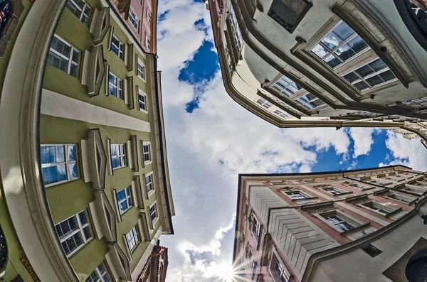 Lente de ojo de pez mirada de la Ciudad Vieja en el fondo del cielo. Praga — Foto de Stock