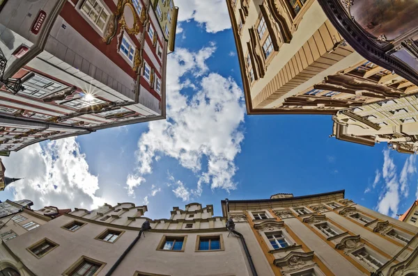 Lente de ojo de pez mirada de la Ciudad Vieja en el fondo del cielo. Praga — Foto de Stock