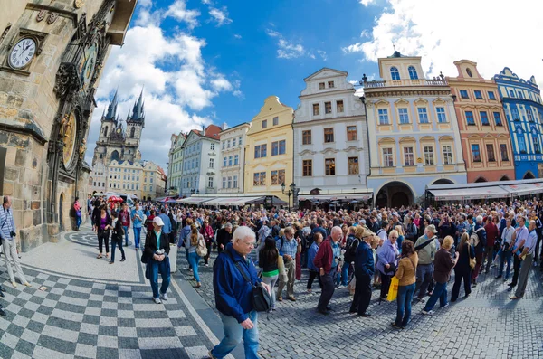 Toeristen lopen rond het oude stadsplein in Praag te wachten voor s — Stockfoto