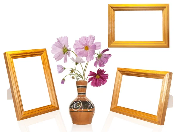 Moldura de fotos e vaso antigo com flor decorativa do jardim — Fotografia de Stock