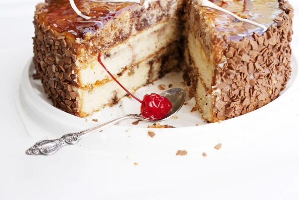 Torta fresca apetitosa doce em um fundo branco — Fotografia de Stock