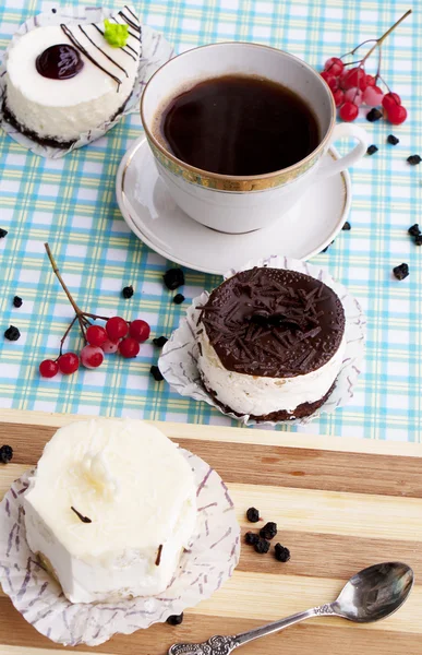 Doce bolo de frutas frescas apetitosas — Fotografia de Stock