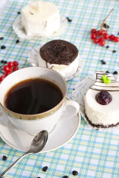 O café preto da manhã com bolo fresco — Fotografia de Stock