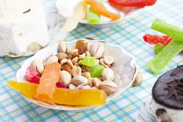 Pistachio nuts and sweet cake biscuit dessert — Stock Photo, Image