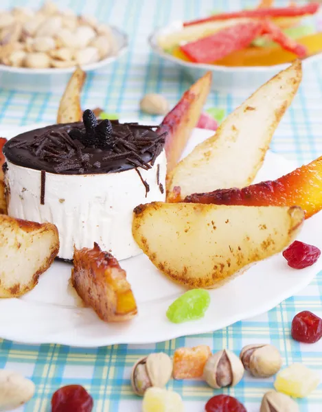 Sobremesa doce criativa de biscoito de massa frita e pêssego assado — Fotografia de Stock