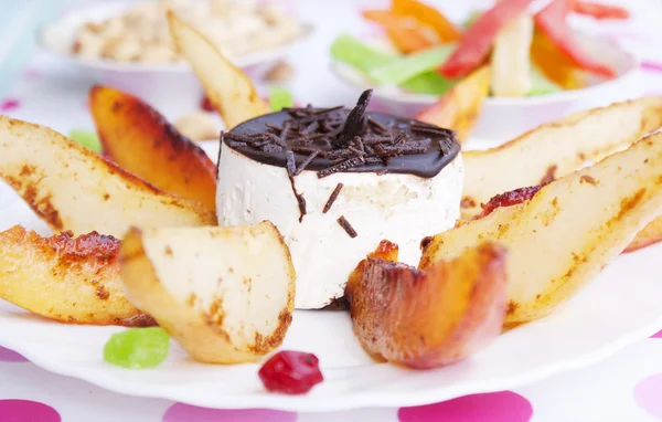 Sobremesa doce criativa de biscoito de massa de fruto e pêssego assado — Fotografia de Stock