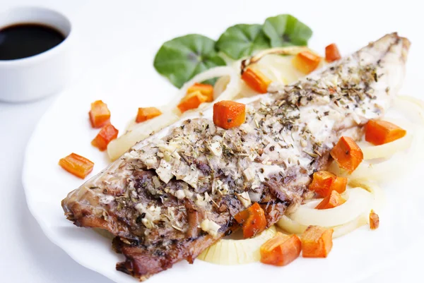 Pieczone ryby smażone marchew i cebula — Zdjęcie stockowe