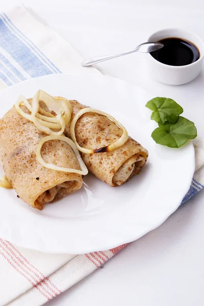 Die gebratenen Pfannkuchen mit Fleisch — Stockfoto