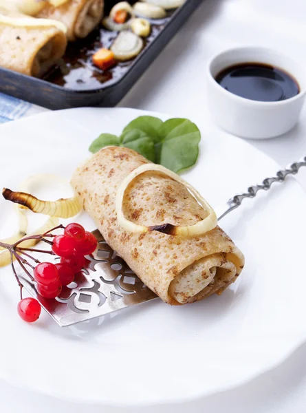 As panquecas fritas com carne e verdura assada — Fotografia de Stock