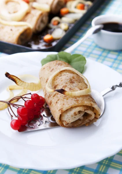 Die gebratenen Pfannkuchen mit Fleisch — Stockfoto