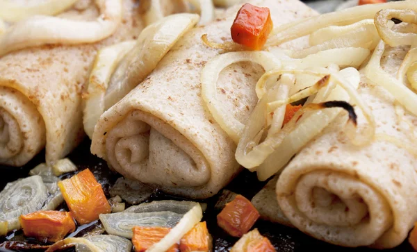 Lezzetli fırında börek et ve haşlanmış sebzeler ile — Stok fotoğraf