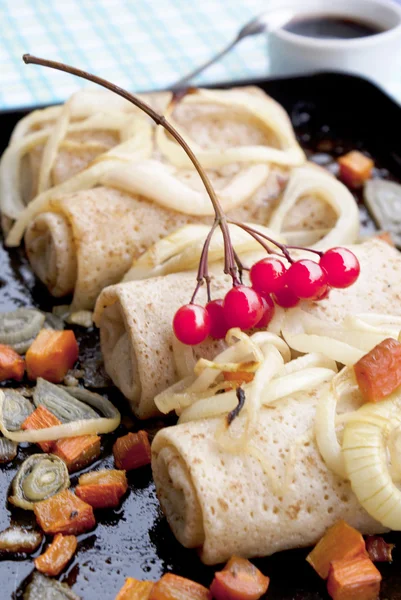 Fritas assadas apetitosas com carne e legumes cozidos — Fotografia de Stock