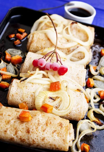 Fritas assadas apetitosas com carne e legumes cozidos — Fotografia de Stock