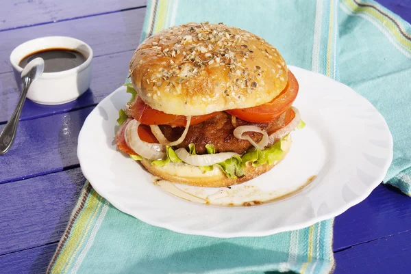 焼き野菜と肉のハンバーガー — ストック写真