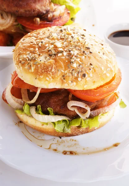 Burger mit Fleisch und gebackenem Gemüse — Stockfoto