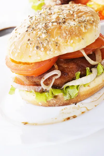 Hamburger met vlees en gebakken groenten — Stockfoto