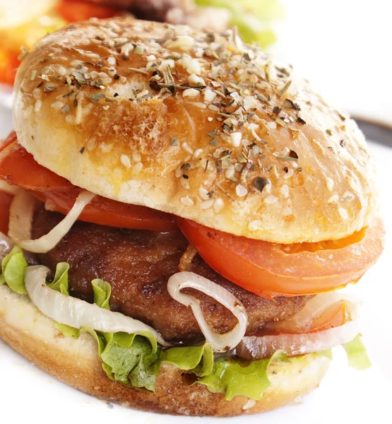 Burger s masem a restovanou zeleninou — Stock fotografie