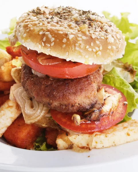 Burger mit Fleisch und gebackenem Gemüse — Stockfoto