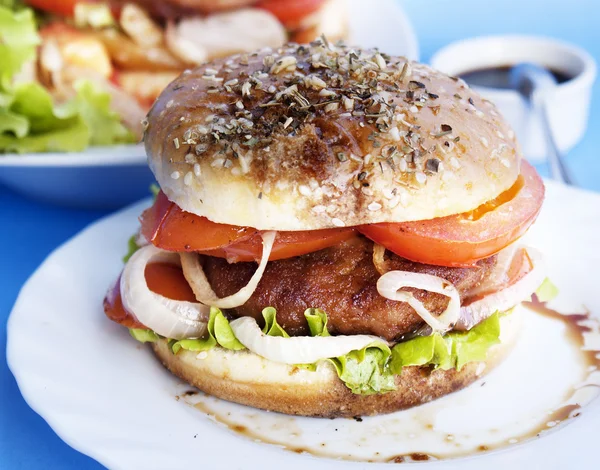 Burger s masem a restovanou zeleninou — Stock fotografie