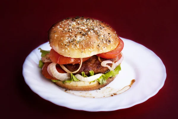 Hamburguesa con carne y verduras horneadas — Foto de Stock