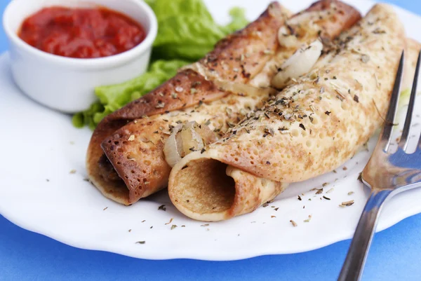 Panquecas fritas apetitosas com molho de tomate — Fotografia de Stock