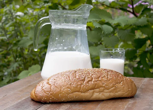 Tasty bread and fresh milk — Stock Photo, Image