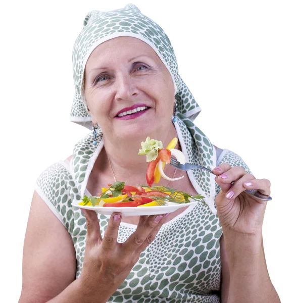 Доросла жінка їсть свіжий овочевий салат — стокове фото