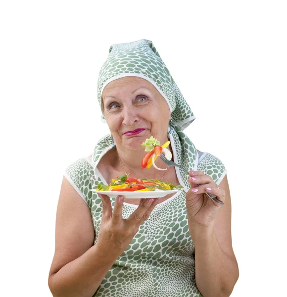Erwachsene Weibchen essen frischen Gemüsesalat — Stockfoto
