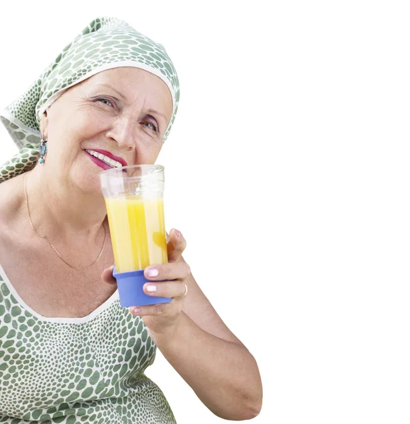 Взрослая женщина со стеклянным свежим апельсиновым соком на белом фоне — стоковое фото