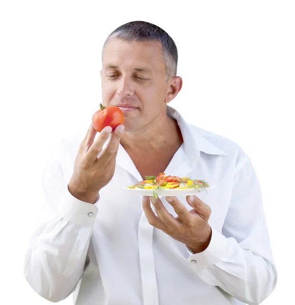 Hombre adulto comiendo ensalada de verduras frescas —  Fotos de Stock