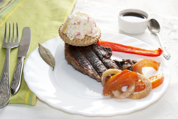 Apetitivo asado barbacoa de carne con verduras — Foto de Stock