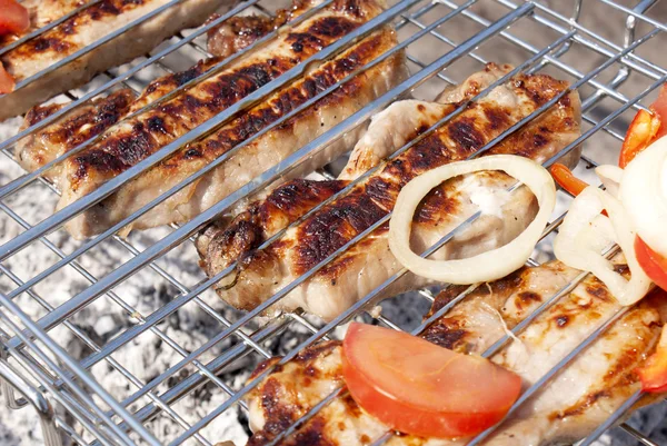 Smakelijk gebraden vlees barbecue met verse groenten — Stockfoto