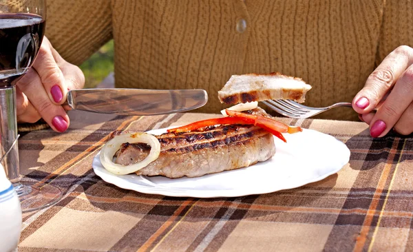 Barbacoa de carne con verduras frescas — Foto de Stock