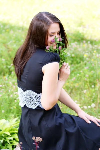 아름 다운 여자와 필드 꽃입니다. 자연 시즌 — 스톡 사진
