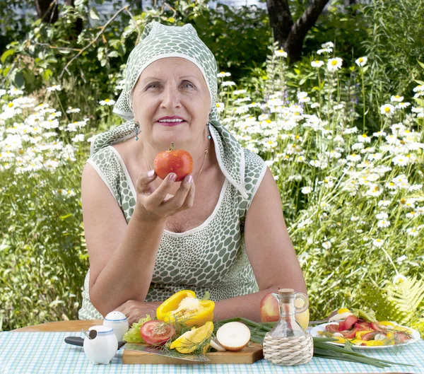 Senior kvinnliga och färska hälsosamma vegetabiliska livsmedel — Stockfoto