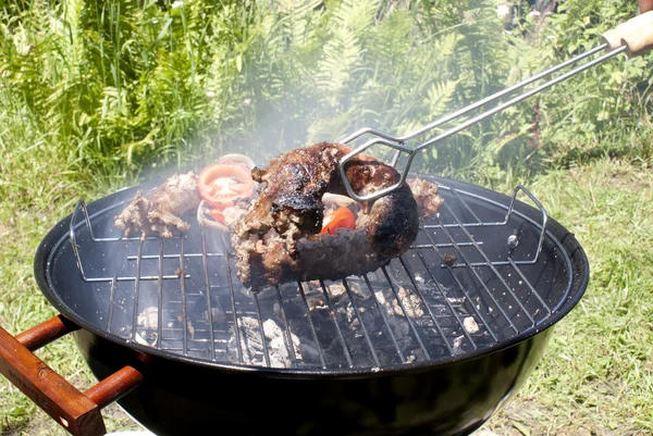 Appetizingt sausage barbecue with fresh tomato — Stock Photo, Image