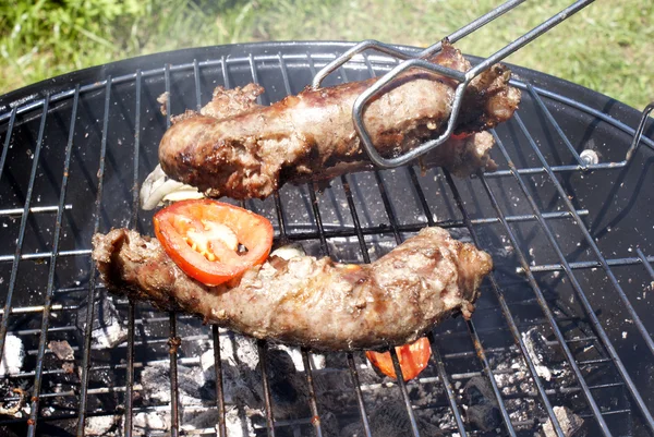 Appetizingt λουκάνικο μπάρμπεκιου με φρέσκια ντομάτα — Φωτογραφία Αρχείου