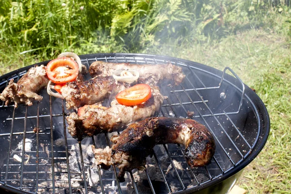Appetizingt kiełbasa grill ze świeżych pomidorów — Zdjęcie stockowe