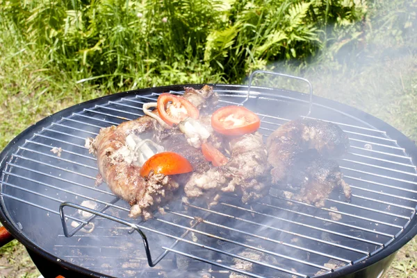 Barbecue à saucisses à l'amuse-gueule avec tomate fraîche — Photo