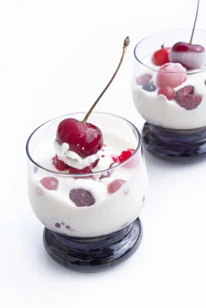 Baies de fruits frais dans la mousse de lait sucré.Dessert — Photo