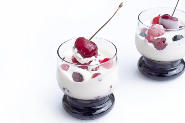 Vers fruit bessen in zoete melk mousse.dessert — Stockfoto