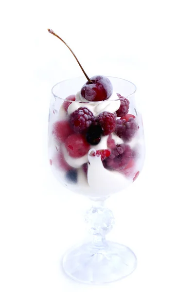 Baies de fruits frais dans la mousse de lait sucré.Dessert — Photo