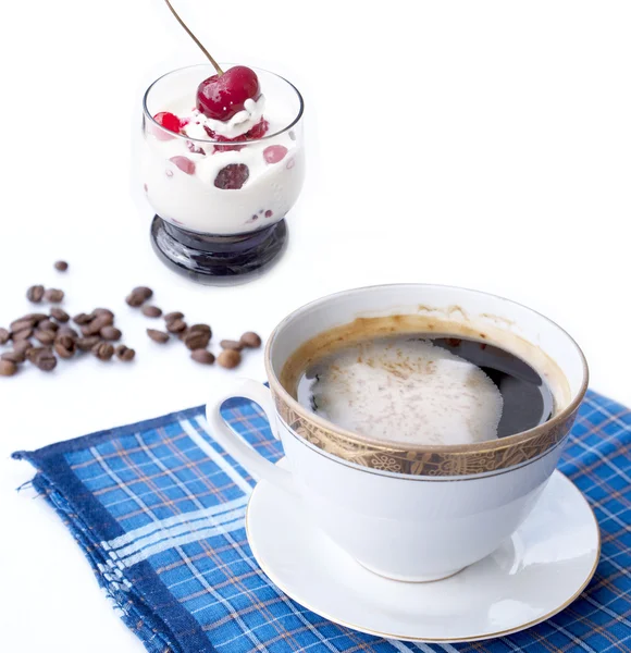 Filiżankę kawy i świeżych owoców jagody w słodkie mleko MUS — Zdjęcie stockowe