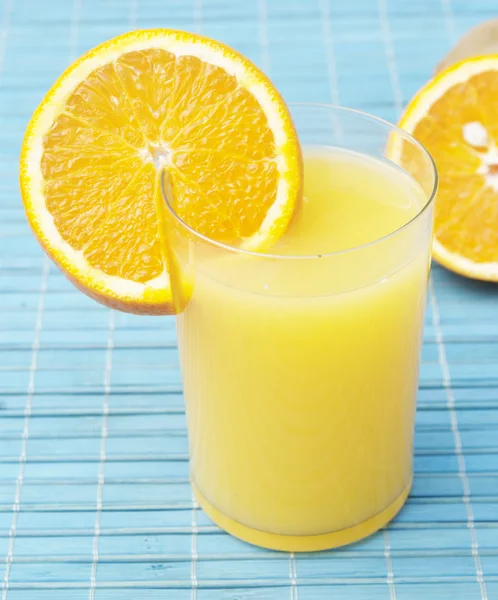 Verre de jus d'orange frais contre les légumes verts d'été — Photo