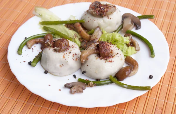 Pelmeni appetitosi con funghi fritti — Foto Stock