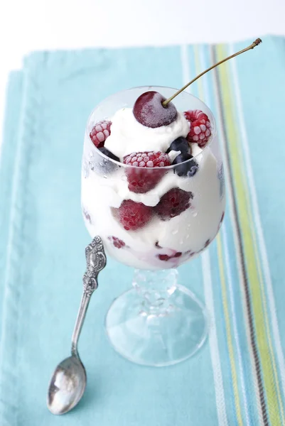 Fruchtiges Eis am Stiel. süßes Dessert — Stockfoto