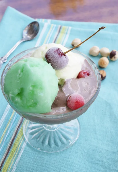 Ovocnou zmrzlinu. sladký dezert — Stock fotografie