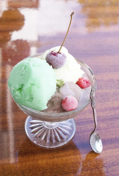 フルーティなアイス キャンデー。甘いデザート — ストック写真