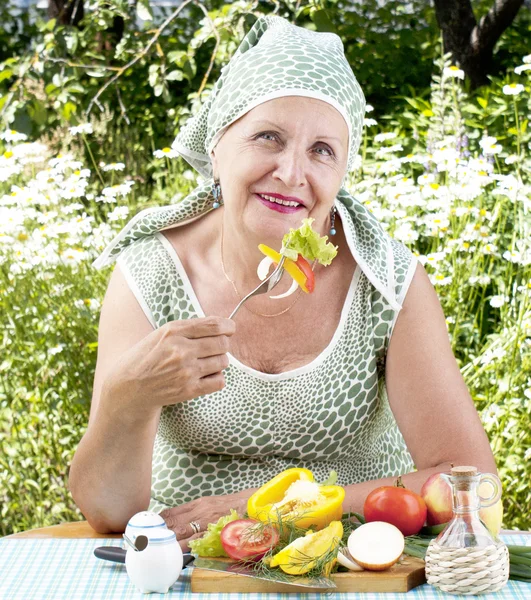 Fêmea comer vegetais frescos — Fotografia de Stock