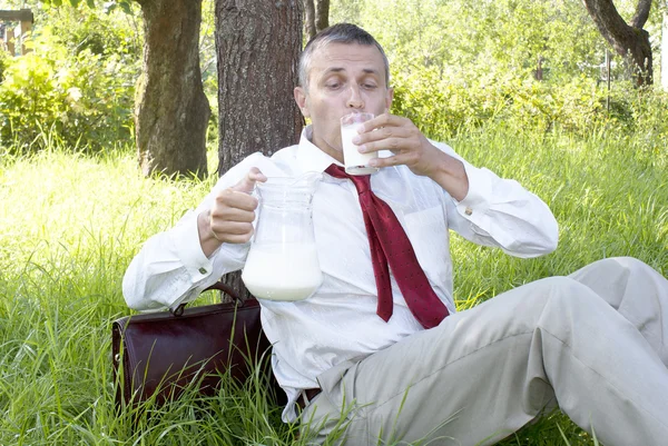 Zakenman dranken melk — Stockfoto